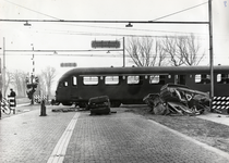 807653 Afbeelding van de aanrijding tussen het diesel-electrische treinstel nr. 153 (DE 3, serie 141-171) van de N.S. ...